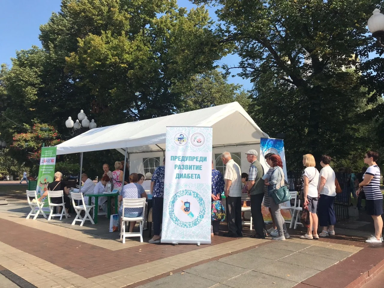  На экспресс-исследование уровня глюкозы в крови пришло более трехсот человек