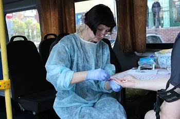 Во время акции в сквере у монумента «Мать-Россия» свой ВИЧ-статус проверили около ста человек 