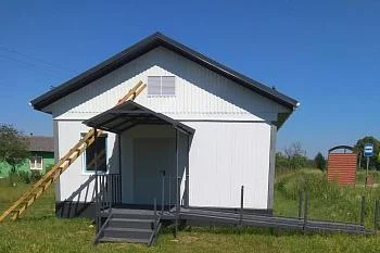 В поселке Ильичево под Полесском близится к концу установка нового фельдшерско-акушерского пункта