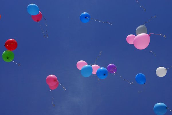 Из окон Регионального перинатального центра в небо выпустили воздушные шары